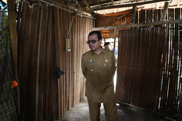 Pj Bupati Aceh Utara Azwardi Abdullah saat meninjau rumah warga di Sawang, Aceh Utara. Foto: Prokopim/Riki.