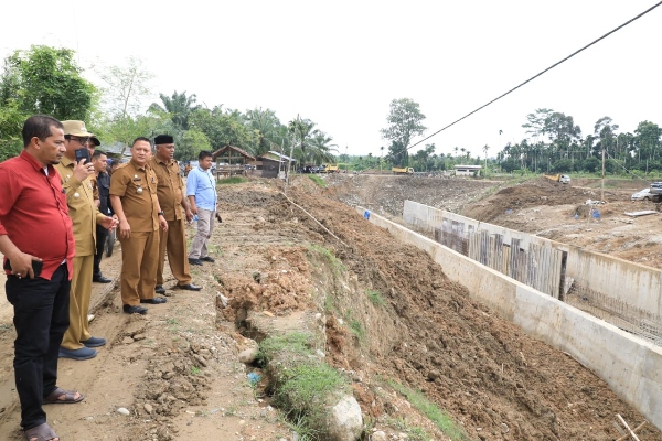 Ketua DPRK Aceh Utara Arafat Ali (baju merah) dan Azwardi (dua dari kiri) beserta jajaran, berkunjung ke proyek Bendungan Irigasi Krueng Pase, Selasa (2/8/2022). Foto:Prokopim/Riki.