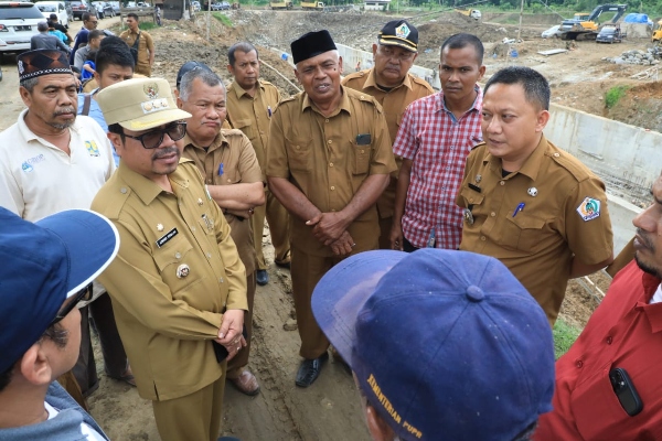 befunky_2022-7-3_5-50-26 Pj Bupati Aceh Utara saat berbincang dengan penanggungjawab proyek Bendungan Krueng Pase, Meurah Mulia, Selasa (2/8/2022). Foto: Prokopim/Riki.