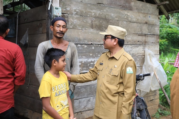 befunky_2022-7-3_7-14-40 Pj Bupati Aceh Utara saat berkunjung ke gubuk Abdul Wahab (45) warga Pulo Blang, Meurah Mulia. Foto: Prokopim/Riki.