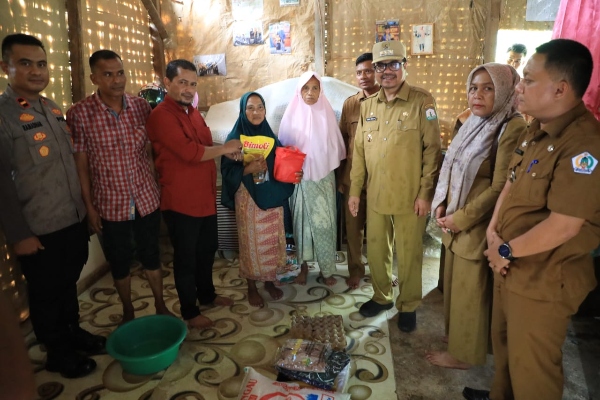 Ketua DPRK Aceh Utara Arafat Ali, Selasa (2/8/2022) saat menyerahkan bantuan sembako kepada warga miskin di Meurah Mulia. Foto: Prokopim/Riki.