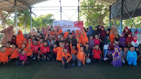 Kakankemenag Aceh Besar H. Salman berfoto bersama panitia dan peserta POY. Foto: Ist