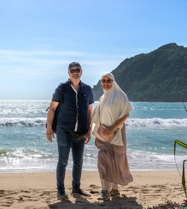 Di Pantai Lampuuk, Aceh Besar. Foto: Kristian.