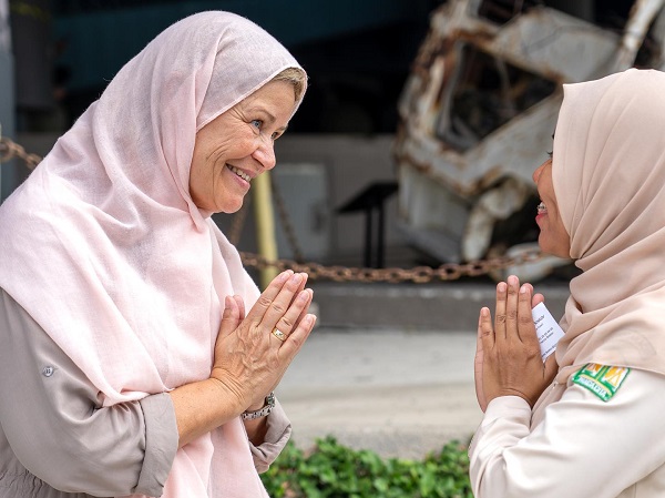 bule 3 Ibunya CKristrian Hansen sedang bersalaman dengan seorangw arga lokal di halaman Museum Tsunami Aceh, Kota Banda Aceh. Foto: Kristian Hansen.