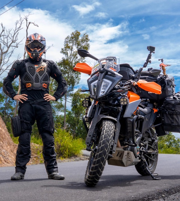 Kristian dan tunggangannya dalam misi tour Sabang Sampai Merauke. Foto: ist.