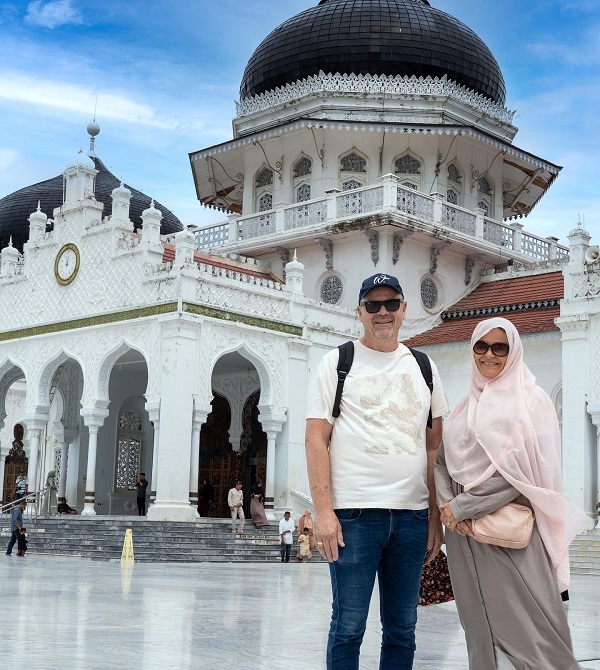 Ibu Kristian dan suaminya berfoto di halaman Masjid Raya Baiturahman. Foto: Kristian.