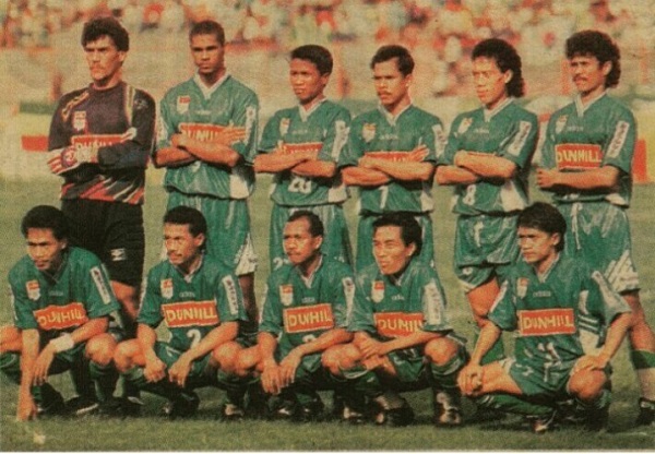 Iskandar Jalil (berdiri, enam dari kiri) saat membela Mitra Surabaya di Liga Dunhill 1994-1995. Foto: ist.