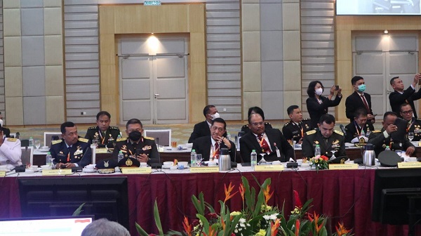 safrizal Dirjen Bina Adwil Dr. Safrizal (empat dari kiri) mengatakan Pemerintah Indonesia komit melakukan keberlanjutan Sosek Malindo. Foto: Ist.