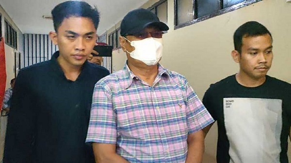 syukri zen Syukri Zen saat digiring ke Polrestabes Palembang. Politisi Gerindra itu tersandung kasus hukum karena mengianiaya seorang wanita. Foto: Radar Palembang.