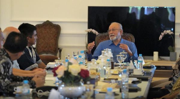 wali nanggroe Paduka Yang Mulia Wali Nanggroe Teungku Malik Mahmud Al-Haytar, saat memimpin pertemuan upaya revitalisasi PT KKA. Foto: ist.