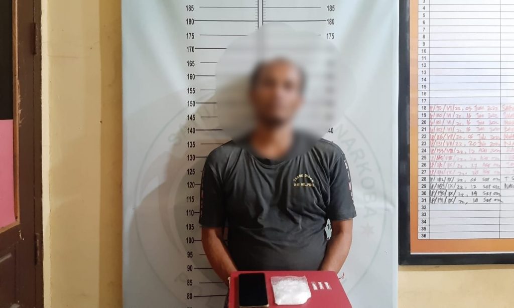 Seorang petani di Pidie ditangkap Tim Opsnal Reserse Narkoba Polres Pidie usai kedapatan menyimpan sabu dibawah pohon mangga. Foto: Ist.