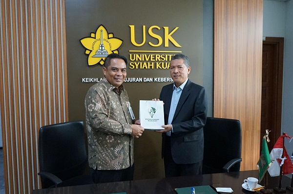 Perwakilan BSI dan USK melakukan kerja sama pengembangan nilam di Acehs ebagai komoditi berkualitas ekspor unggulan. Kerjasama tersebut diteken pada Rabu (28/9/2022). Foto: Doc. BSI.