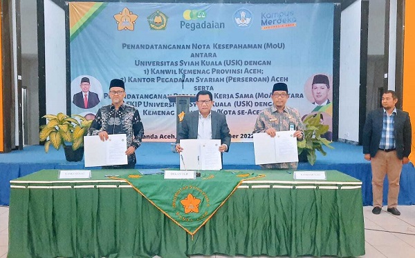 Dekan FKIP USK (tengah) Dr. Drs. Syamsulrizal,M.Kes, setelah penandatanganan MoA dengan Kemenag Aceh. Foto: ist.