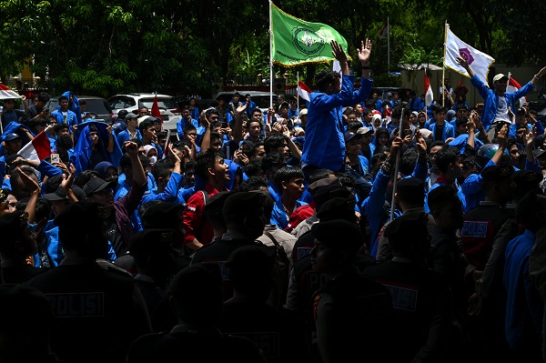 UIN-protes-di-depan-dpra Seribuan mahasiswa dari UIN Ar-Raniry, banda Aceh, Senin (5/9/2022) menggelar unjuk rasa di depan DPRA. Mereka meminta pemerintah segera menurunkan harga BBM. Foto: AFP/Chaideer Mahyudin.