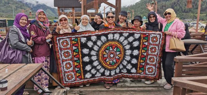 Berfoto bersama pensiunan guru SMP Negeri 15 tebet, jakarta Selatan. Kami berfoto di Pantai Meunye, Aceh Tengah, yang dikenal dengan Tanoh Gayo. Foto: ist.
