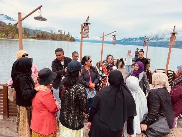Di dermaga Pantai Meunye, di tepi Danau Lut Tawar, kami bercengkerama dengan pensiunan guru SMP Negeri 15 tebet, jakarta Selatan. Mereka sangat nyaman berkunjung ke Aceh. 