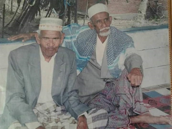 Teungku Abdul Hamid Rasyid atau dikenal dengan sebutan Abu Hamid/Teungku Du Hamid (kiri) bersama Teungku H. Muhammad Amin/Tu Min, pada sebuah acara di Dayah Diniyah Darul Ulum, Gampong Beunyot, Juli. Foto: Repro koleksi keluarga Abu Hamid. 