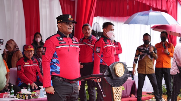 DOK03418 Dr. Safrizal mengukuhkan Relawan Pemadam Kebakaran Kota Samarinda, Kamis (13/10/2022). Foto: Doc. Pubdok Kemendagri.
