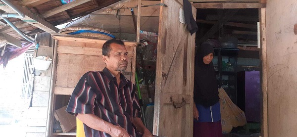 M. Nur (60) orangtua Uswatun Hasanah, Minggu (2/10/2022) ketika menceritakan kehidupan mereka. Foto: Fakrurrazi untuk Komparatif.id.