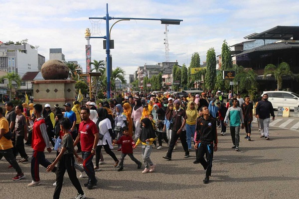 Ribuan peserta mengikuti fun walk yang digelar oleh DPD II Partai Golkar Bireuen, Minggu (16/10/2022). Foto: Komparatif.ID/Fuad Saputra.