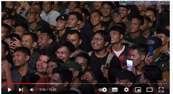 Screenshot (16) Tawa meledak di Blang Padang, Rabu (5/10/2022) malam, ketika Ustad Das’ad Latif tampil menyampaikan tausiahnya. Kehadiran sang ulama muda pada pentas konser musik dan zikir peringatan HUT ke-77 TNI, mampu mengubah Blang Padang penuh keceriaan. Foto: Screenshoot dari Youtube Glamour Pro.