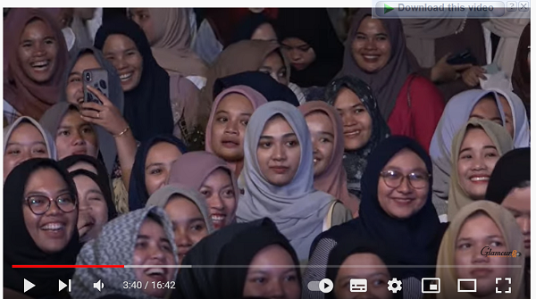 Tawa meledak di Blang Padang, Rabu (5/10/2022) malam, ketika Ustad Das’ad Latif tampil menyampaikan tausiahnya. Kehadiran sang ulama muda pada pentas konser musik dan zikir peringatan HUT ke-77 TNI, mampu mengubah Blang Padang penuh keceriaan. Foto: Screenshoot dari Youtube Glamour Pro.