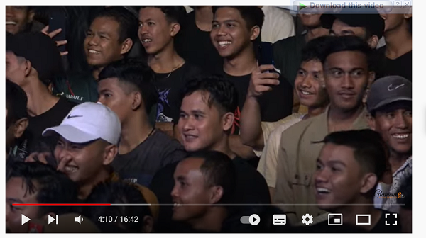 Tawa meledak di Blang Padang, Rabu (5/10/2022) malam, ketika Ustad Das’ad Latif tampil menyampaikan tausiahnya. Kehadiran sang ulama muda pada pentas konser musik dan zikir peringatan HUT ke-77 TNI, mampu mengubah Blang Padang penuh keceriaan. Foto: Screenshoot dari Youtube Glamour Pro.