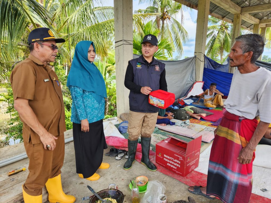 Ketua TP PKK Aceh Utara Dinkes dna Dinsos menyerahkan bantuan untuk santri korban banjir di Kecamatan Pirak Timu. Foto: Ist.