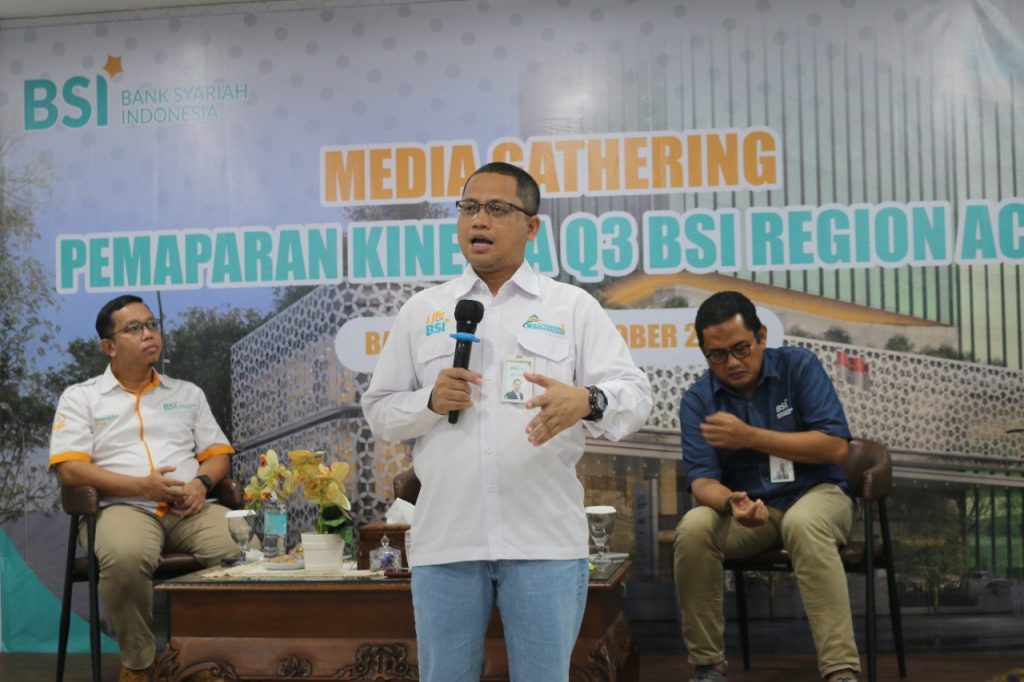 Regional CEO BSI Aceh Wisnu Sunandar memaparkan kinerja Q3 di Aula BSI Area Banda Aceh, Kamis (27/10/2022). Foto: Fuad Saputra/Komparatif.ID.