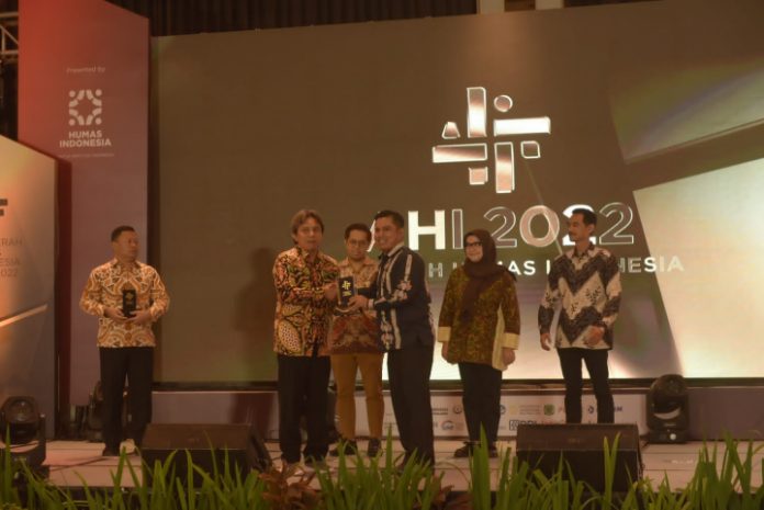 AHI Plh kepala biro Adpim yang diwakili oleh Kabag Materi dan Komunikasi Pimpinan Gade Ridwan menerima penghargaan Anugerah Humas Indonesia (AHI) 2022 kategori E- Magazine, Aceh Hebat Edisi 18 Tahun 2021 di Hotel Atria, Malang. Foto: Humas Pemerintah Aceh.