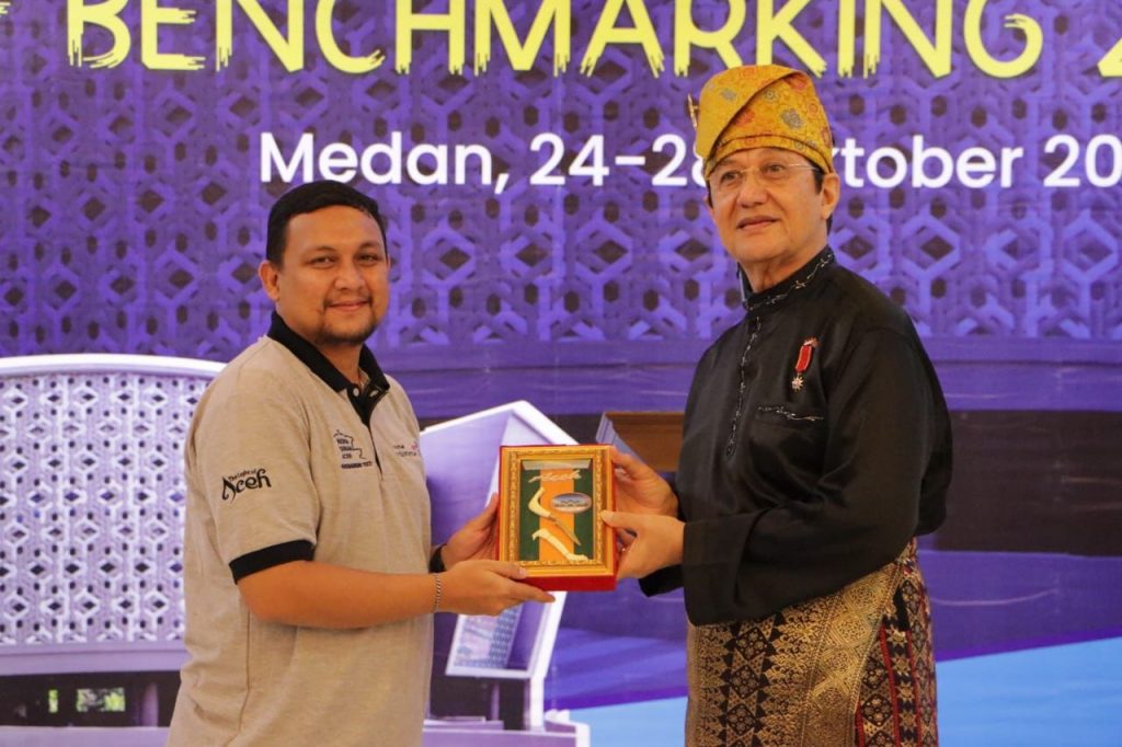 Kepala UPTD Museum Tsunami Aceh M Syahputra AZ menerima cinderamata. Foto: Ist.