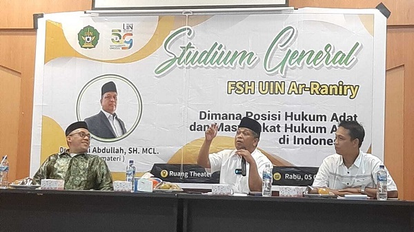 adli-abdullah Dekan Fakultas Syariah UIN Ar-Raniry Dr. Kamaruzzaman Bustamam Ahmad (kiri) tersenyum saat mendengar penjelasan gamblang oleh Dr. Adli Abdullah (tengah) tentang hukum adat, Rabu (5/10/2022). Foto: Doc. Fakultas Syariah.