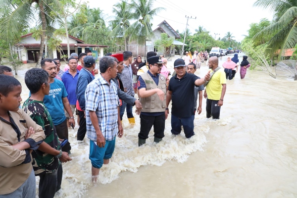 Pj Bupati Aceh Utara Azwardi Abdullah, Minggu (9/10/2022) meninjau daerah terisolir di Lhoksukon yang dikepung banjir. Foto: Komparatif.id/ Fuad Saputra.