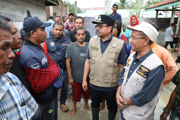 Pj Bupati Aceh Utara Azwardi Abdullah, Minggu (9/10/2022) meninjau daerah terisolir di Lhoksukon yang dikepung banjir. Foto: Komparatif.id/ Fuad Saputra.
