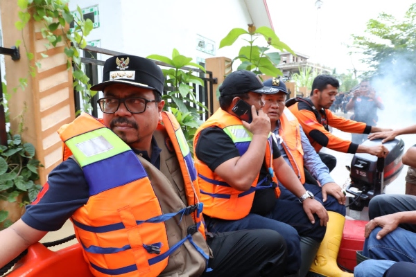 Pj Bupati Aceh Utara Azwardi Abdullah, Minggu (9/10/2022) meninjau daerah terisolir di Lhoksukon yang dikepung banjir. Foto: Komparatif.id/ Fuad Saputra.