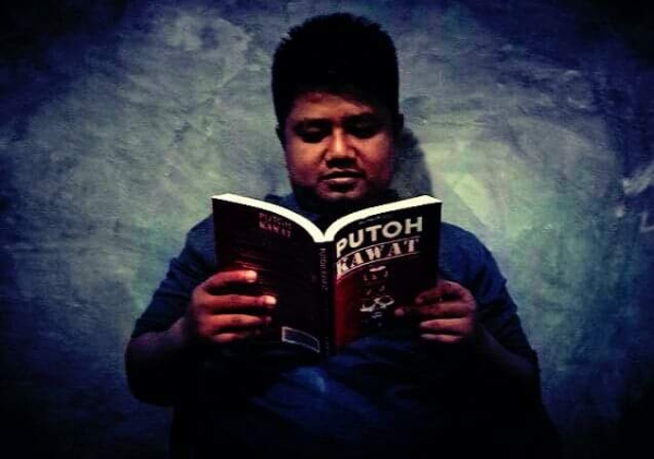 befunky_2022-9-1_9-36-45 Muhajir Juli menulis bahwa nilai sesuatu akan naik bila berada di tempat yang tepat. Foto: Dok. Komparatif.ID.