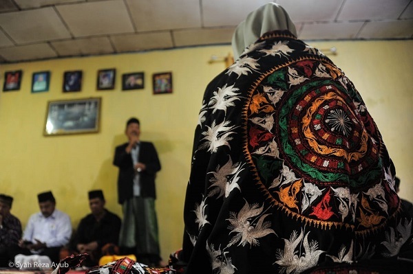 Adat beguru merupakan tradisi yang dijalankan oleh masyarakat Gayo, sehari sebelum akad nikah berlangsung. Upacara adat ini berupa media untuk memberikan nasihat kepada calon mempelai, permohonan maaf calon pengantin kepada keluarga, hingga mendoakan calon pengantin. Foto: Syah Reza Ayub for Komparatif.id.