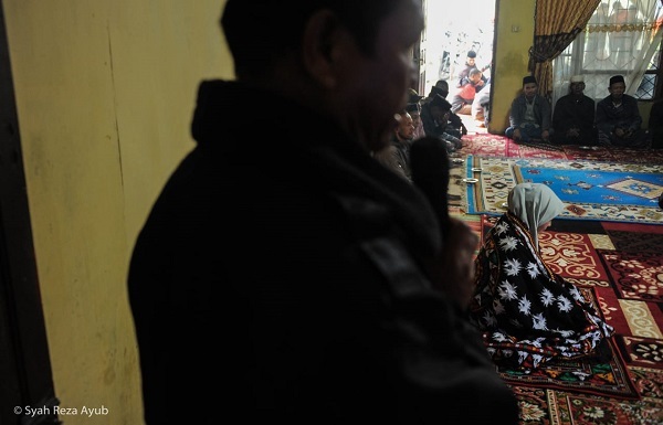 Adat beguru merupakan tradisi yang dijalankan oleh masyarakat Gayo, sehari sebelum akad nikah berlangsung. Upacara adat ini berupa media untuk memberikan nasihat kepada calon mempelai, permohonan maaf calon pengantin kepada keluarga, hingga mendoakan calon pengantin. Foto: Syah Reza Ayub for Komparatif.id.