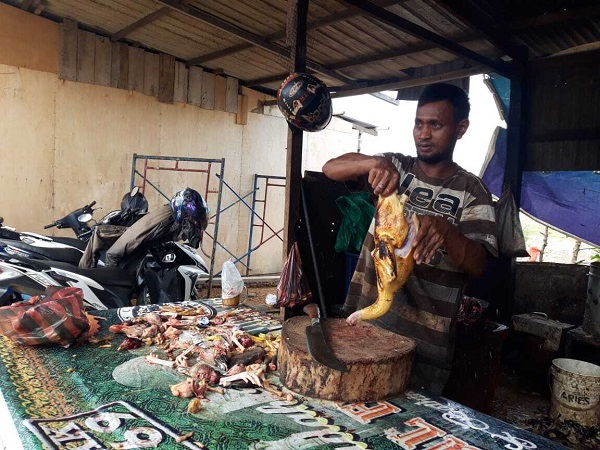 Fakrul saat sedang melayani pembeli di Pasar Al-Mahirah, Banda Aceh, Sabtu (1/10/2022). Foto: Komparatif.id/Muhajir Juli.