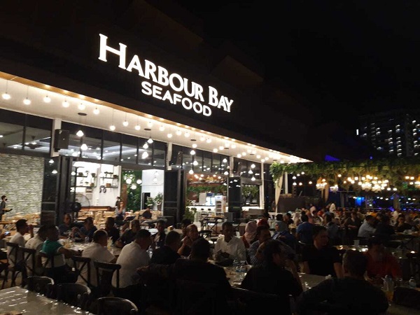 hb-1 Harbor Bay, merupakan kawasan kuliner dan hiburan di Kota Batam. Salah satunya yaitu Harbor Bay Restaurant yang menyajikan seafood dan live mucic. Foto: Komparatif.ID/Muhajir Juli.