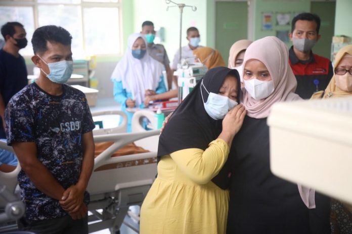 Menangis: Seorang ibu di RSUZA Banda Aceh, Sabtu (22/10/2022) menangis melihat kondisi anaknya yang masih balita tergelatak tak berdaya di ranjang karena menderita gagal ginjal. Di Aceh, tingkat kematian anak penderita gagal ginjal mencapai 70%. Foto: Humas Pemerintah Aceh.