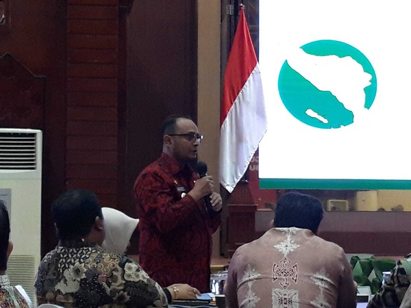 imran Pj Walikota Lhokseumawe Imran mengatakan dalam melaksanakan pembangunan pasar, jangan dilakukan setengah-setengah. Bangunlah sampai tuntas dalam satu tahun. Hal itu ia sampaikan pada Rakor Bupati dan Walikota se-Aceh di Anjong Mon Mata, Banda Aceh, Kamis (13/10/2022). Foto: Komparatif.id/Muhajir Juli.