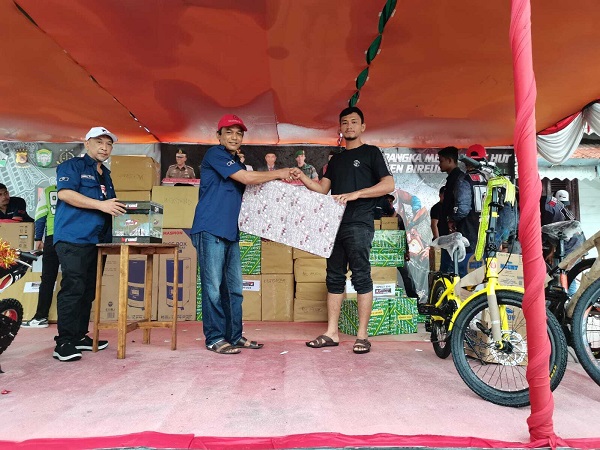 Sekretaris Pniatia J-Trex 4, Minggu (16/10/2022) membagikan hadiah kepada peserta J-Trex yang digelar Biroad. Foto: Panitia.