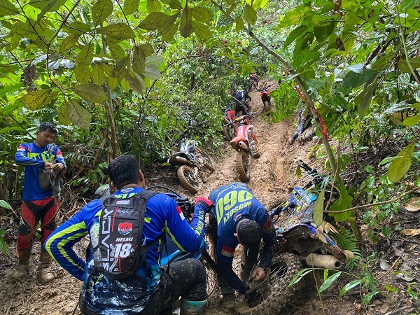 Para raider yang ikut event J-Trex 4 saling membantu ketika ada kendala di jalur trex. Foto: Panitia.