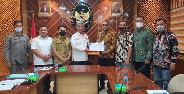 komasa Komasa mengajukan draft revisi UU Nomor 11 Tahun 2006 tentang Pemerintahan Aceh, Selasa (3/10/2022). Salah satu yang ikut diajukan revisi perihal keberadaan lembaga KKR Aceh yang menurut mereka tidak lagi relevan karena tidak adanya Komisi Klaim, dan telah dicabutnya UU KKR. Foto: Doc. Komasa.