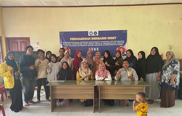 Tim PBR UTU dan warga Gampong Cot, Samatiga, Aceh Barat, seusai pelatihan pembuatan es boba dari bahan baku anggur laut. Foto: PBR for Komparatif.ID.