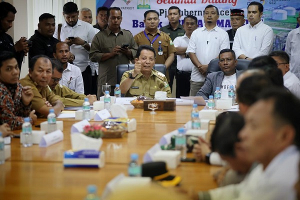 marzuki-di-KEK Produksi NPK: Pj Gubernur Aceh Achmad Marzuki, Senin (24/10/2022) mengatakan PT PIM akan mulai produksi pupuk NPK pada Desember 2022. Sebagian besar pupuk tersebut untuk memeunuhi kebutuhan pupuk subsidi lokal. Foto: Humas Pemerintah Aceh.