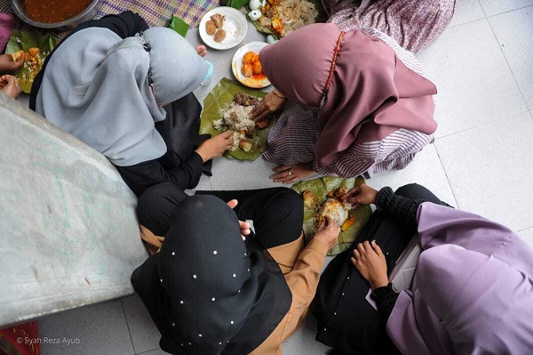 Warga Gampong Rukoh dan undangan, Sabtu (22/10/2022) menikmati hidangan kuliner pada peringatan Maulid Nabi Muhammad SAW. Foto: Komparatif.ID/Syah Reza Ayub.
