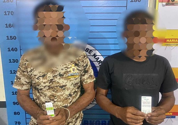 muhammad-ajad MA (kiri) saat diperiksa dalam kasus penyalahgunaan sabu-abu. Ia ditangkap pada Rabu (5/10/2022). Foto: Dok Polres Aceh Utara.