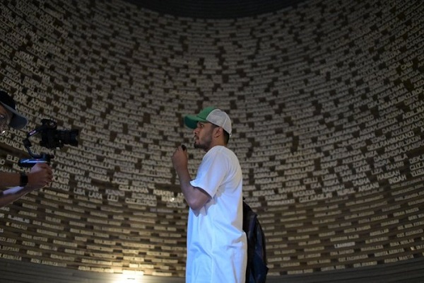 Seorang pengunjung Museum Aceh saat berada di altar tempat dihimpunnya nama-nama korban tsunami Aceh. Foto: Museum Tsunami Aceh.